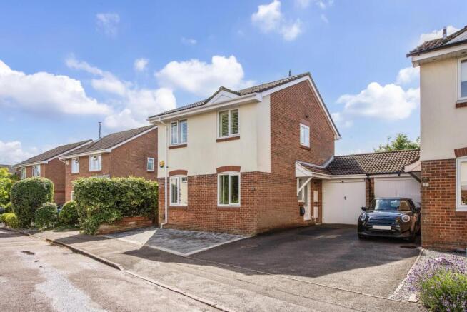3 bed property, in Honeysuckle Close, £435,000