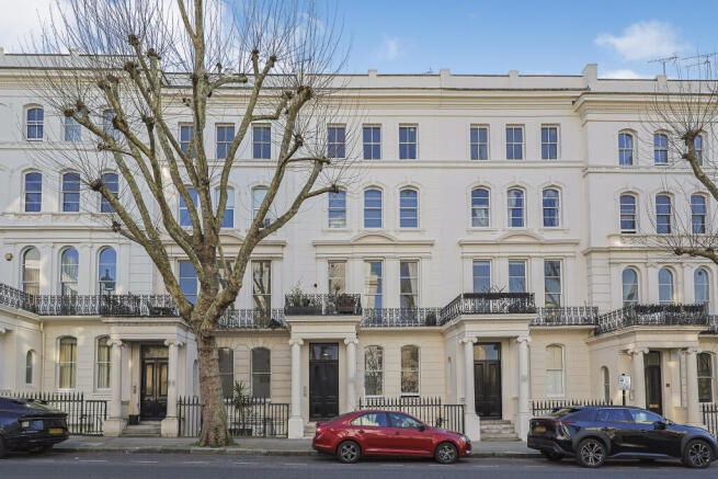 2 bed property, in Warwick Avenue, £650,000