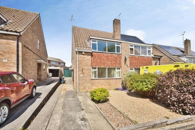 3 bed property, in Bucklers Mead Road, £220,000