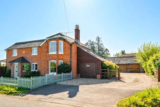 4 bed property, in Dunbridge Lane, £950,000