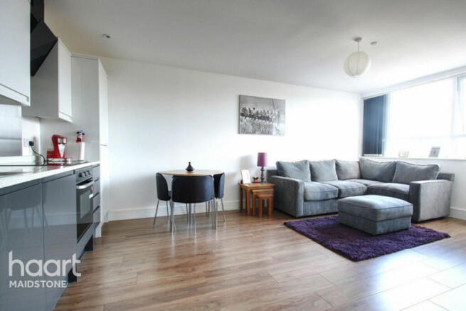 2 bed property, in Lower stone Street, £90,000