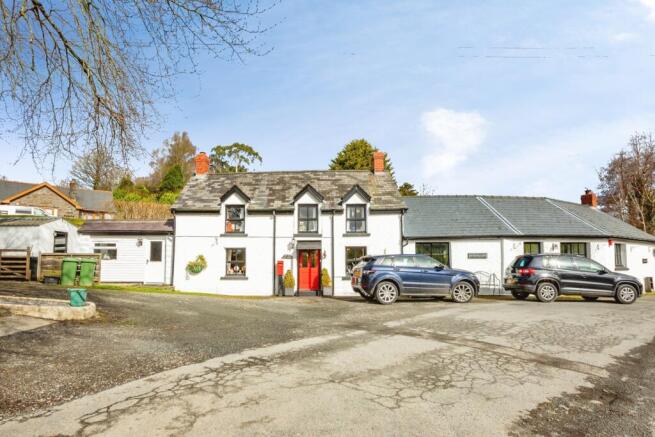 4 bed property, in Llwynygroes, £325,000