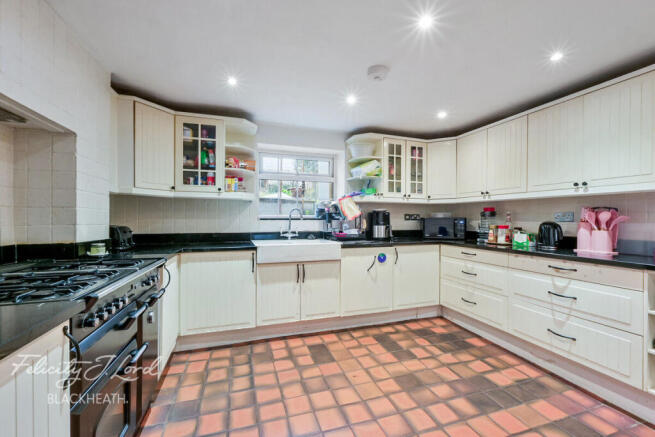 4 bed property, in Woodhill, £700,000