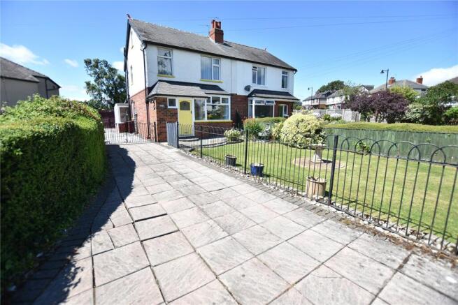 3 bed property, in Leeds Road, £350,000