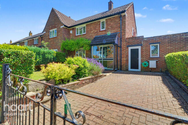 3 bed property, in Uvedale Crescent, £425,000