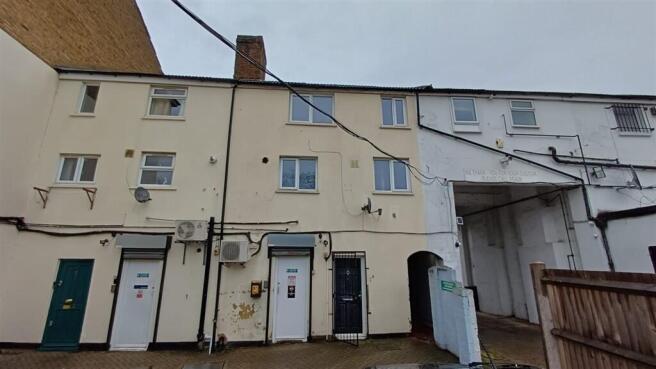 2 bed property, in Lee High Road, £220,000
