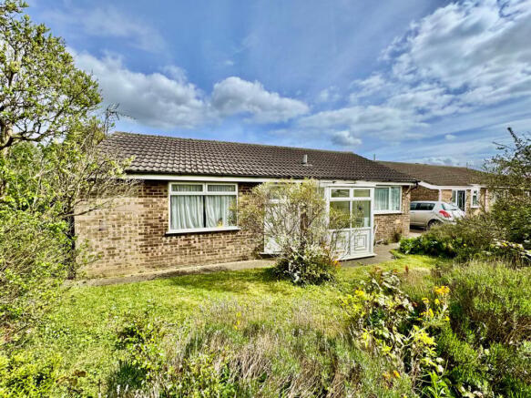 2 bed property, in Mallows Drive, £239,950