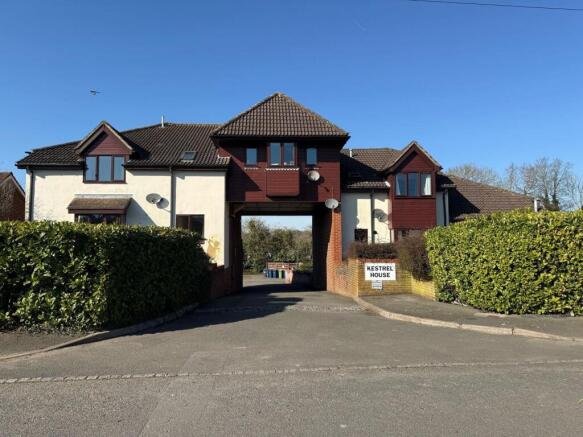 1 bed property, in Weydon Lane, £150,000
