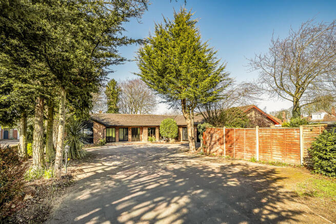 4 bed property, in Beechwoods, £795,000