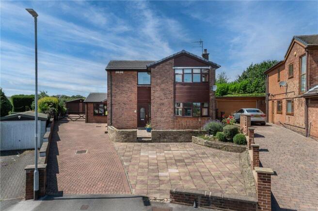 5 bed property, in The Roundway, £550,000