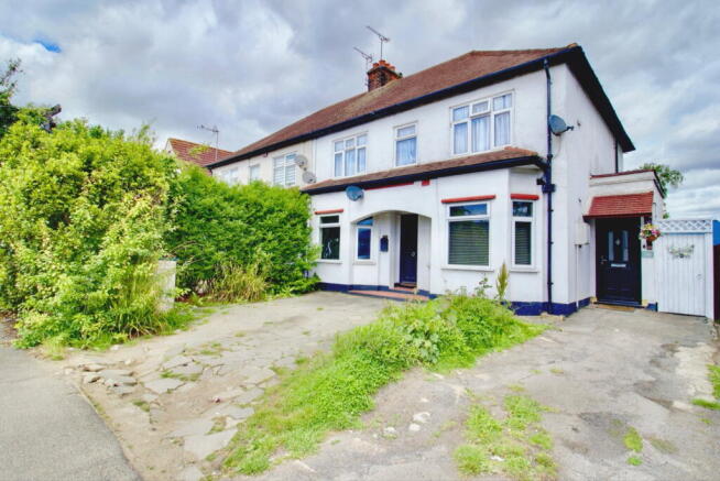2 bed property, in Southend Arterial Road, £325,000