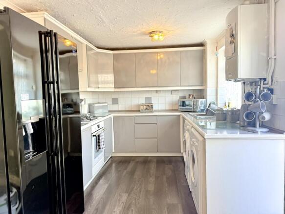 3 bed property, in Broadway, £290,000