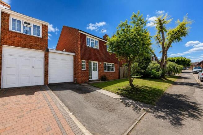 4 bed property, in Cowdrey Close, £475,000