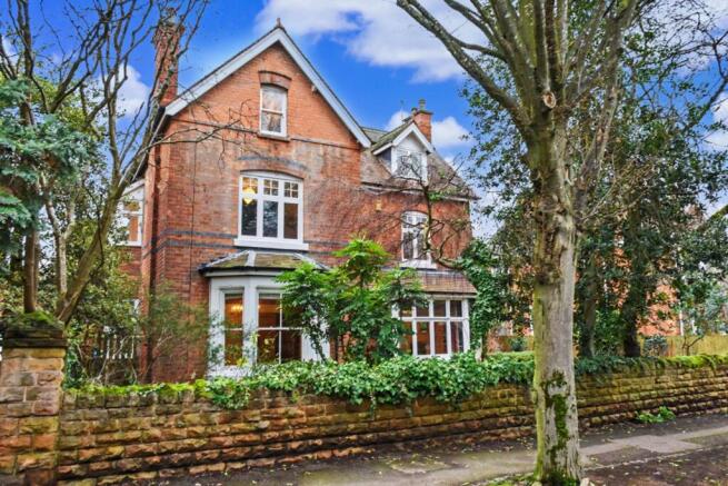 5 bed property, in Elm Avenue, £780,000