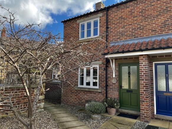 2 bed property, in Robinson Court, £225,000