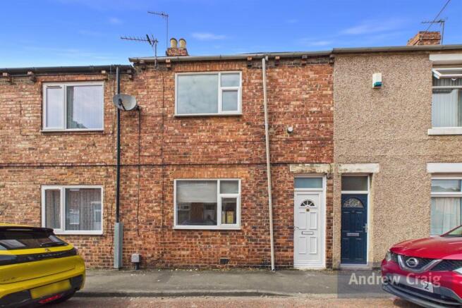 2 bed property, in Queen Street, £70,000