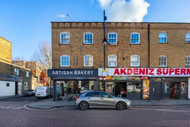 1 bed property, in Usher Road, £260,000