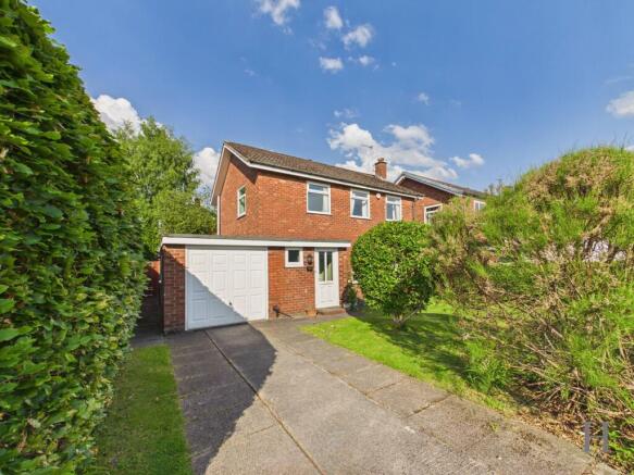 3 bed property, in Hill Drive, £450,000