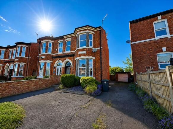 3 bed property, in Windsor Road, £210,000