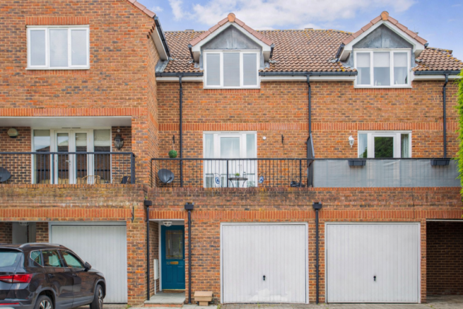 3 bed property, in Dew Pond Close, £600,000