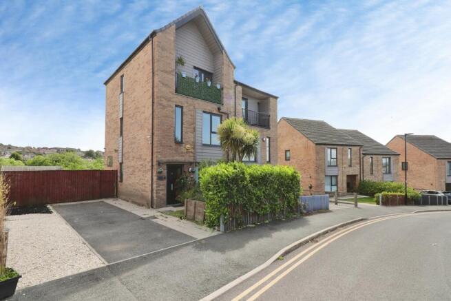 4 bed property, in Park Spring Drive, £349,950