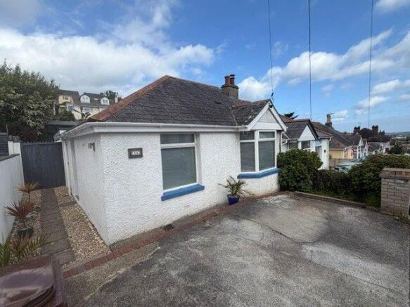 2 bed property, in Edenvale Road, £250,000