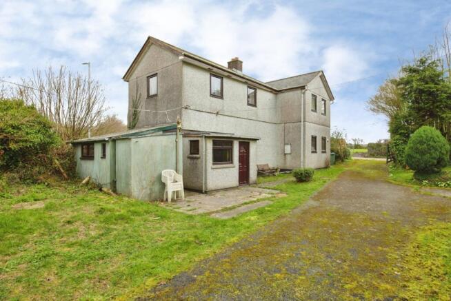 2 bed property, in Long Lane, £325,000