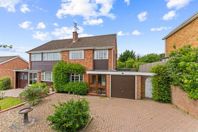 3 bed property, in Highfield Road, £325,000