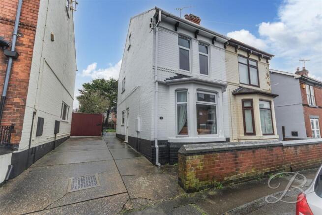 3 bed property, in Crocus Street, £160,000