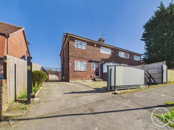 5 bed property, in Primley Park Grove, £550,000