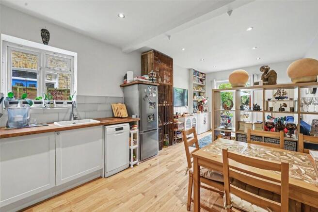 2 bed property, in Kempe Road, £725,000