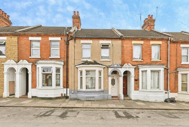 2 bed property, in Whitworth Road, £160,000