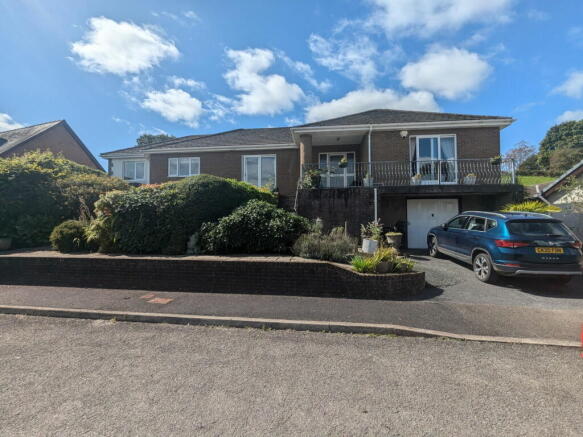 4 bed property, in Parc Y Llan, £339,950