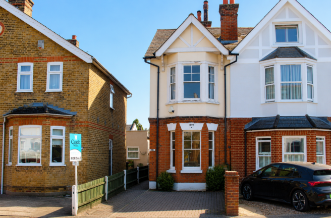 3 bed property, in Hersham Road, £485,000