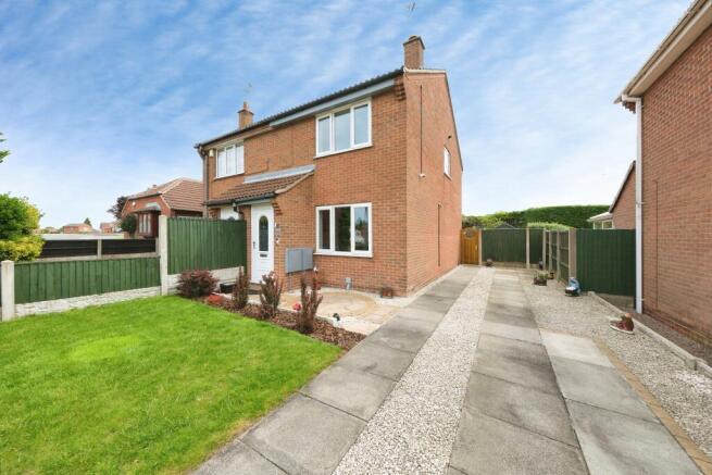 2 bed property, in Westbrook Drive, £180,000