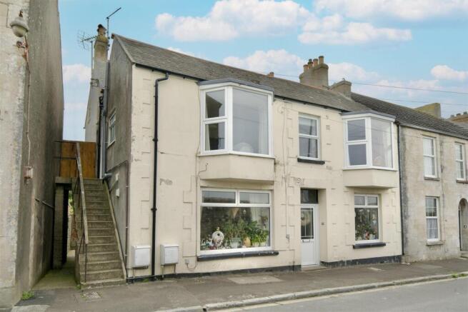 2 bed property, in Grove Road, £110,000