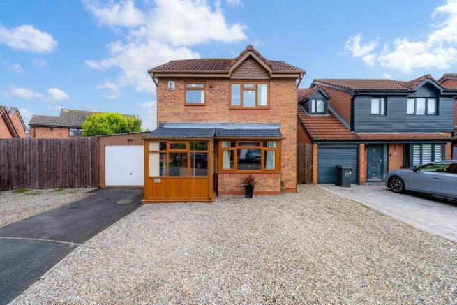 3 bed property, in Flander Close, £300,000