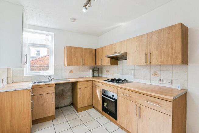 2 bed property, in Portland Road, £112,000