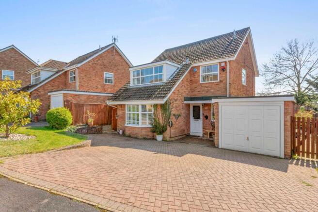 4 bed property, in Sunnycroft, £635,000