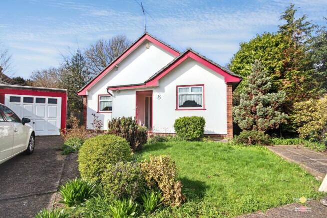 3 bed property, in 8 Hillview Close, £500,000
