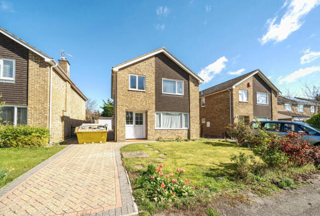 4 bed property, in Meadow Close, £460,000