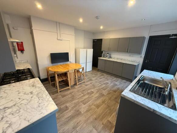 5 bed property, in Aketon Road, £230,000