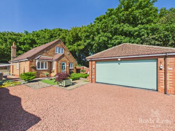 4 bed property, in Pinfold Gardens, £425,000