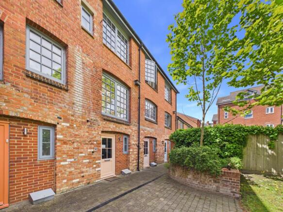 5 bed property, in Southampton Street, £425,000