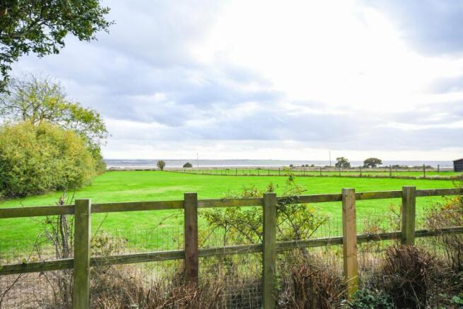 5 bed property, in Fambridge Road, £650,000
