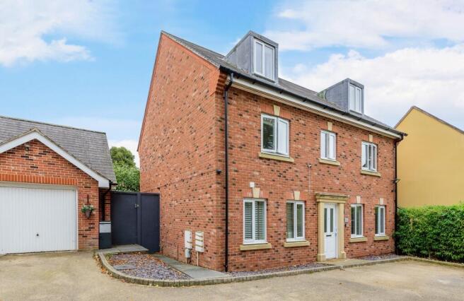 6 bed property, in Mustard Way, £565,000
