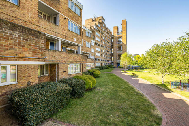 4 bed property, in Overhill Road, £550,000