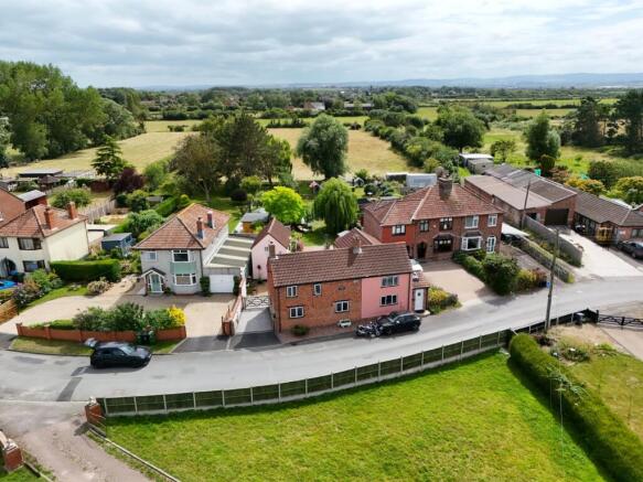 4 bed property, in Alstone Lane, £675,000