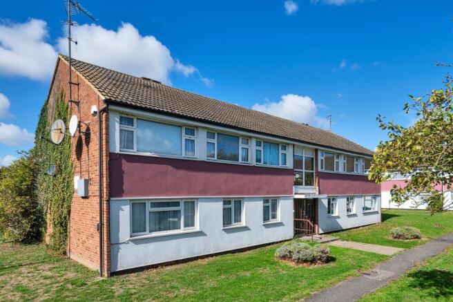 2 bed property, in Minster Road, £200,000