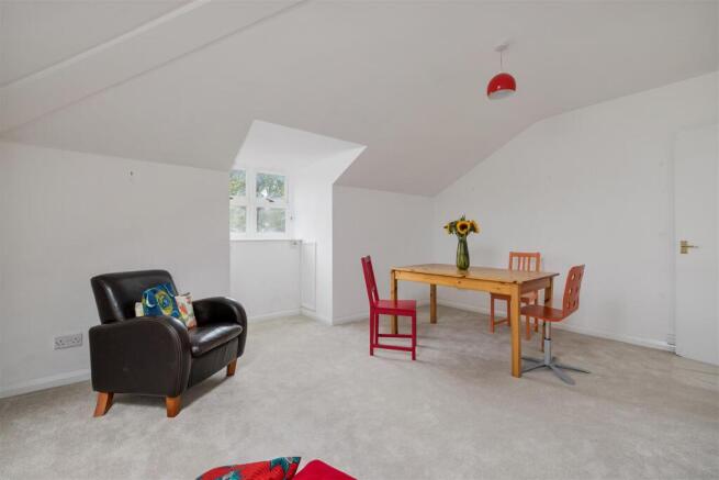 2 bed property, in Kenninghall Road, £435,000